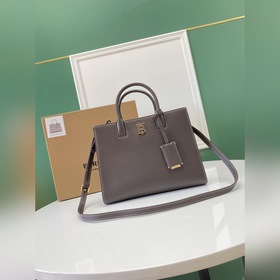Высококачественная сумка-тоут от Burberry, изготовленная из италь