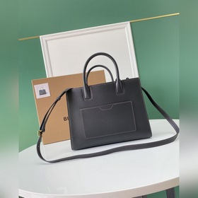 Высококачественная сумка-тоут от Burberry, изготовленная из италь