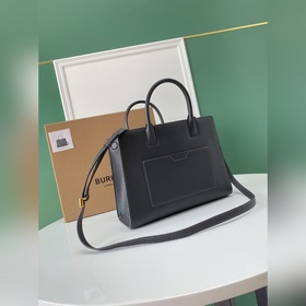 Высококачественная сумка-тоут от Burberry, изготовленная из италь