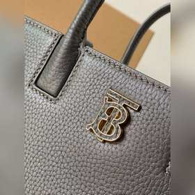 Высококачественная сумка-тоут от Burberry, изготовленная из италь