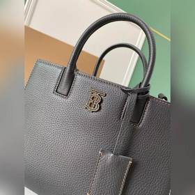 Высококачественная сумка-тоут от Burberry, изготовленная из италь
