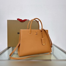 Высококачественная сумка-тоут от Burberry, изготовленная из италь
