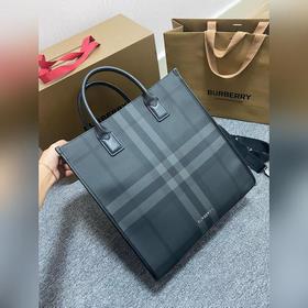 Новейшая сумка-тоут от Burberry, изготовленная из больших кусочко