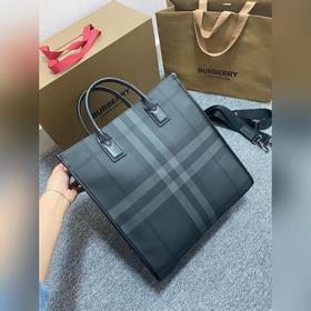 Новейшая сумка-тоут от Burberry, изготовленная из больших кусочко