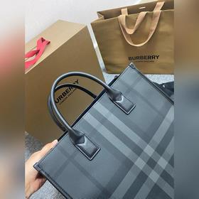 Новейшая сумка-тоут от Burberry, изготовленная из больших кусочко