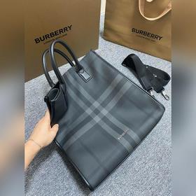 Новейшая сумка-тоут от Burberry, изготовленная из больших кусочко