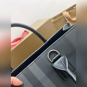 Новейшая сумка-тоут от Burberry, изготовленная из больших кусочко