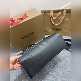 Новейшая сумка-тоут от Burberry, изготовленная из больших кусочко