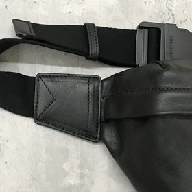 Новая кожаная сумка Burberry, вдохновленная уличным стилем 90-х г