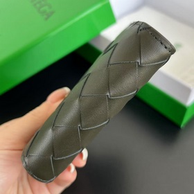 Короткий кошелек Bv с двумя складками, 749400, может использовать