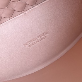 #Bottega Veneta 2025 весна-лето, новая сумка Andiamo, модель, кот