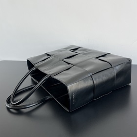 #Bv Новая модель большой сумки Arco Tote с превосходной текстурой