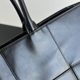#Bv Новая модель большой сумки Arco Tote с превосходной текстурой