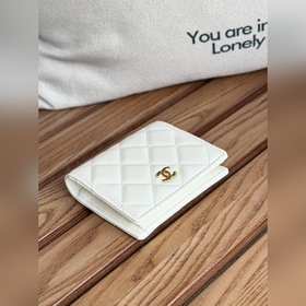 Новинка 2025 от Chanel Короткий кошелек, складывающийся пополам,