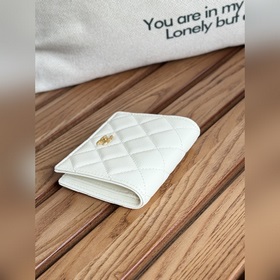 Новинка 2025 от Chanel Короткий кошелек, складывающийся пополам,