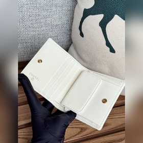 Новинка 2025 от Chanel Короткий кошелек, складывающийся пополам,