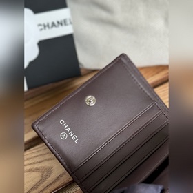 Новинка 2025 года от Chanel Короткий кошелек, складывающийся поп