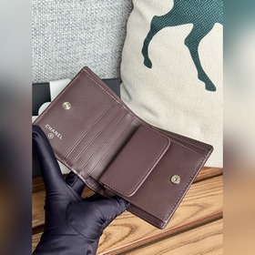 Новинка 2025 года от Chanel Короткий кошелек, складывающийся поп