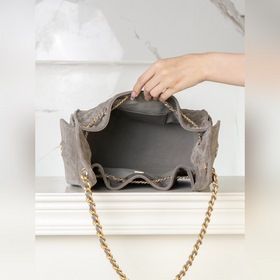 Отправлена посылка «Ка-цзо-цзе» CHANEL 25A сумка-ведро с завязкам