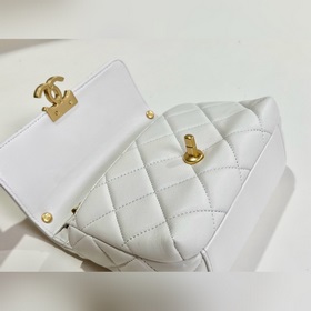Chanel жемчуг + кожаная цепочка + буквенный кулон. Сочетание клас