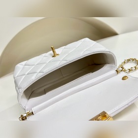 Chanel жемчуг + кожаная цепочка + буквенный кулон. Сочетание клас
