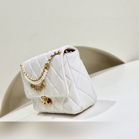 Chanel жемчуг + кожаный цепочка + буквенный кулон. Сочетание клас
