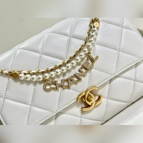 Chanel жемчуг + кожаный цепочка + буквенный кулон. Сочетание клас