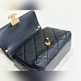 Chanel жемчуг + кожаный цепочка + буквенный кулон. Сочетание клас