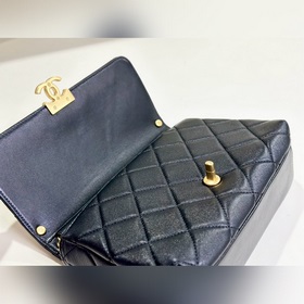 Chanel жемчуг + кожаный цепочка + буквенный кулон. Сочетание клас