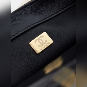 Черная цепочка 24b и светло-золотистая фурнитура создают невероят