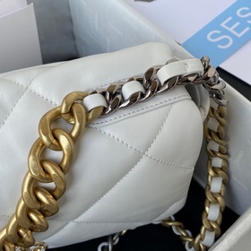 Сумка Chanel 1161 среднего размера сочетает в себе все классическ
