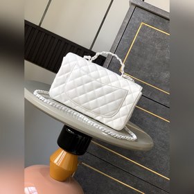5244 Большая сумка Chanel белого цвета с ручкой! Сумка с клапаном