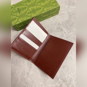 Представляем новую коллекцию Gucci — паспортный чехол. Контрастны