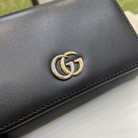 Карточный чехол из серии GG Marmont. Характерный узор бренда прев