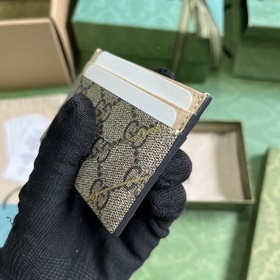 Карман для карт с логотипом виде конской пряжки. Классический лог