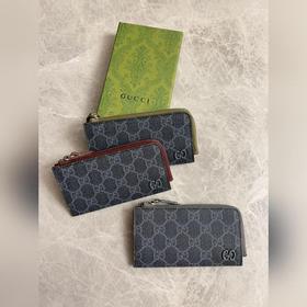Представляем новую коллекцию Gucci — кард-холдер. Контрастный дву