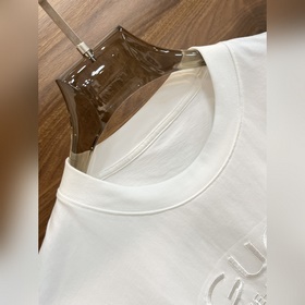 Gucci 2025ss весенняя коллекция. Новая модель футболки Gucci с кр