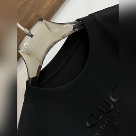 Gucci 2025ss весенняя коллекция. Новая модель футболки Gucci с кр