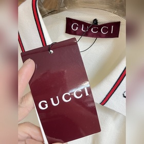 Gucci 25S весенняя новинка. Футболка с воротником Gucci с коротки