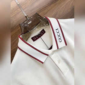 Gucci 25S весенняя новинка. Футболка с воротником Gucci с коротки