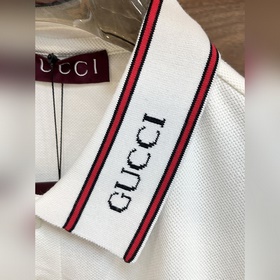 Gucci 25S весенняя новинка. Футболка с воротником Gucci с коротки