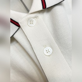 Gucci 25S весенняя новинка. Футболка с воротником Gucci с коротки
