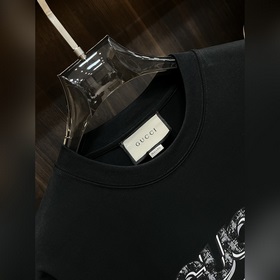 Рекомендуем  Новая модель эксклюзивной линейки Gucci. Широкая фу