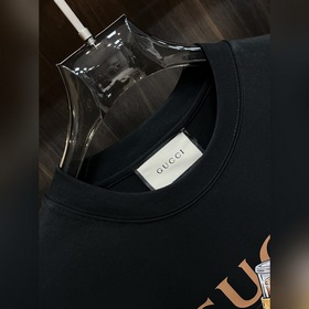 Рекомендуем  Новая модель эксклюзивной линейки Gucci. Широкая фу