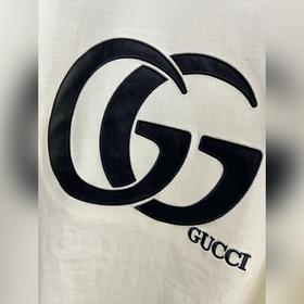 Gucci – идеальный вариант для ношения отдельно или под другой оде