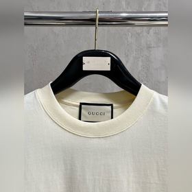 Gucci – идеальный вариант для ношения отдельно или под другой оде