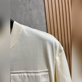 Gucci – идеальный вариант для ношения отдельно или под другой оде