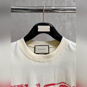 Gucci - идеальный вариант для ношения отдельно или в качестве осн
