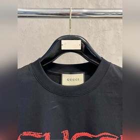 Gucci – идеальный вариант для ношения отдельно или под другой оде