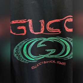 Gucci – идеальный вариант для ношения отдельно или под другой оде